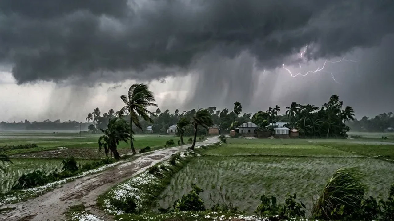 শক্তিশালী ঝড়। পুরোনো ছবি