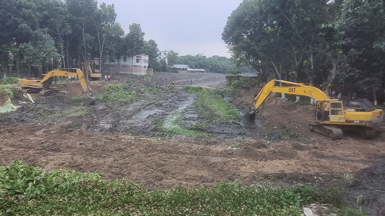 ভেড়ামারায় হিসনা নদী খননের দৃশ্য। ছবি : কালবেলা
