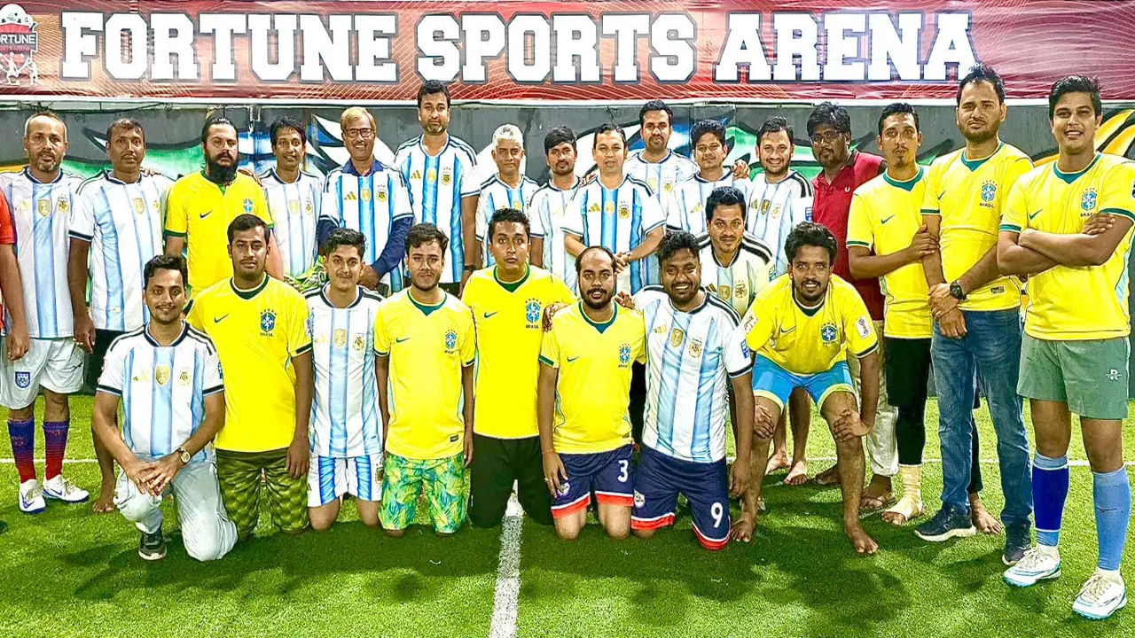 চট্টগ্রামে আর্জেন্টিনা ও ব্রাজিল সমর্থক গণমাধ্যম কর্মীদের মধ্যে একটি প্রীতি ফুটবল ম্যাচ অনুষ্ঠিত হয়েছে। ছবি : কালবেলা