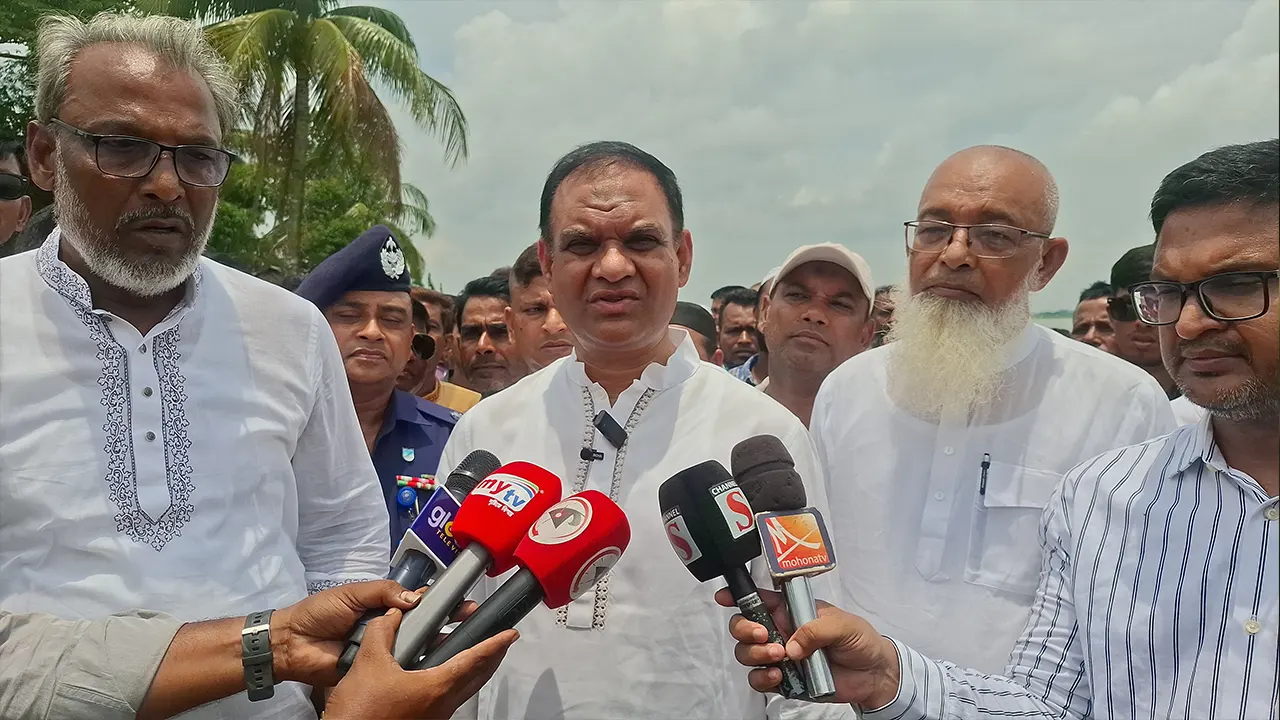 সাংবাদিকদের সঙ্গে আলাপকালে মিয়া নুরুদ্দিন আহাম্মেদ অপু। ছবি : কালবেলা