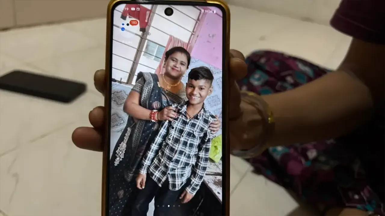 মোবাইল ফোনের ছবিতে সীতা পাটনি ও তার ছেলে আকাশ। ছবি: আল জাজিরা থেকে নেওয়া