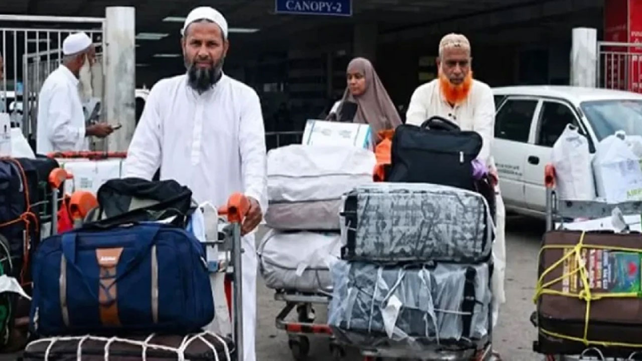 দেশে ফিরছেন বাংলাদেশি হাজিরা। পুরোনো ছবি
