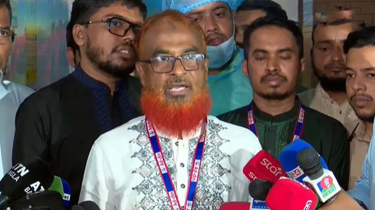 সাংবাদিকদের সঙ্গে কথা বলছেন মো. তারিকুল ইসলাম মুকুল। ছবি : সংগৃহীত