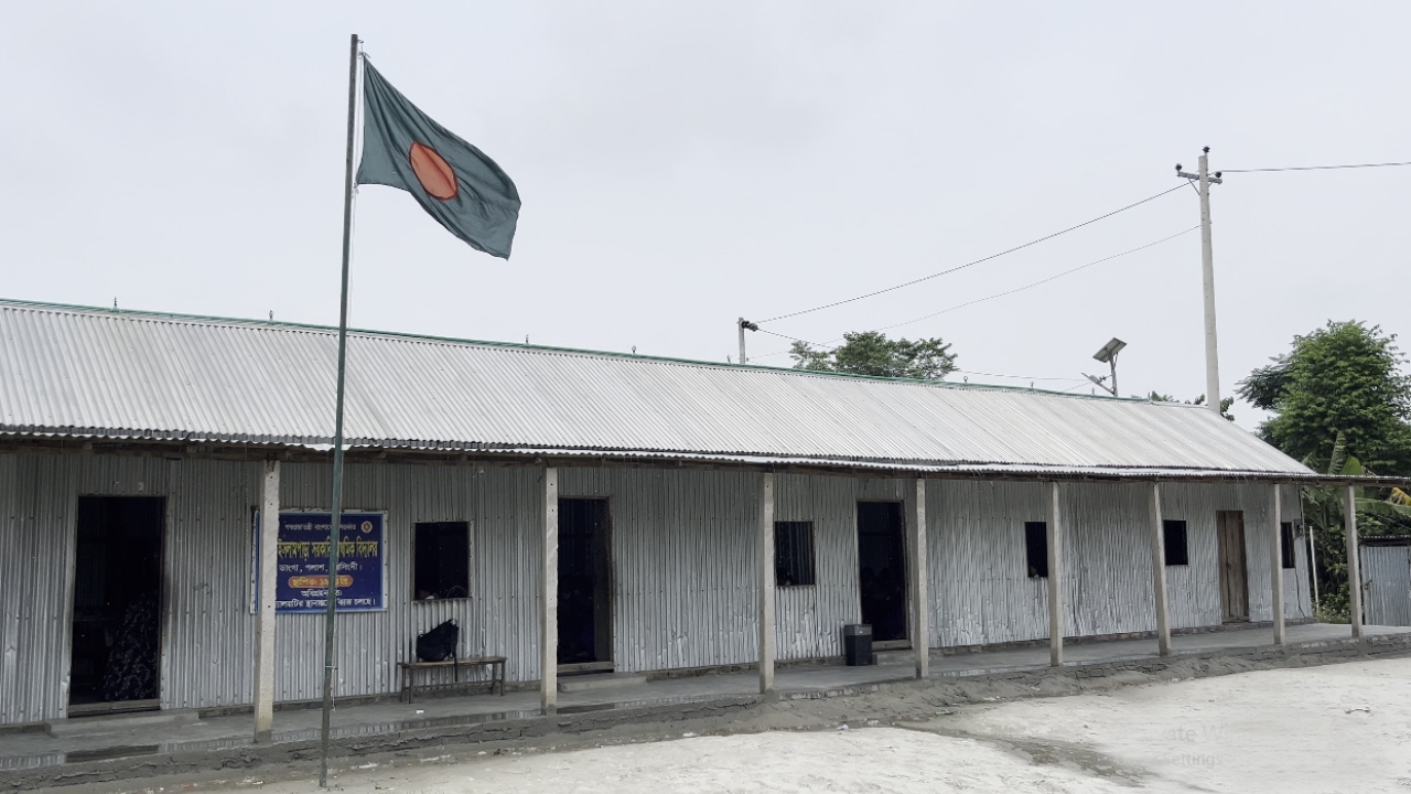 টিনের চালের ওপর বিশেষ স্প্রিংকলার বসিয়ে তৈরি করা হয়েছে কৃত্রিম বৃষ্টির ব্যবস্থা। ছবি : কালবেলা