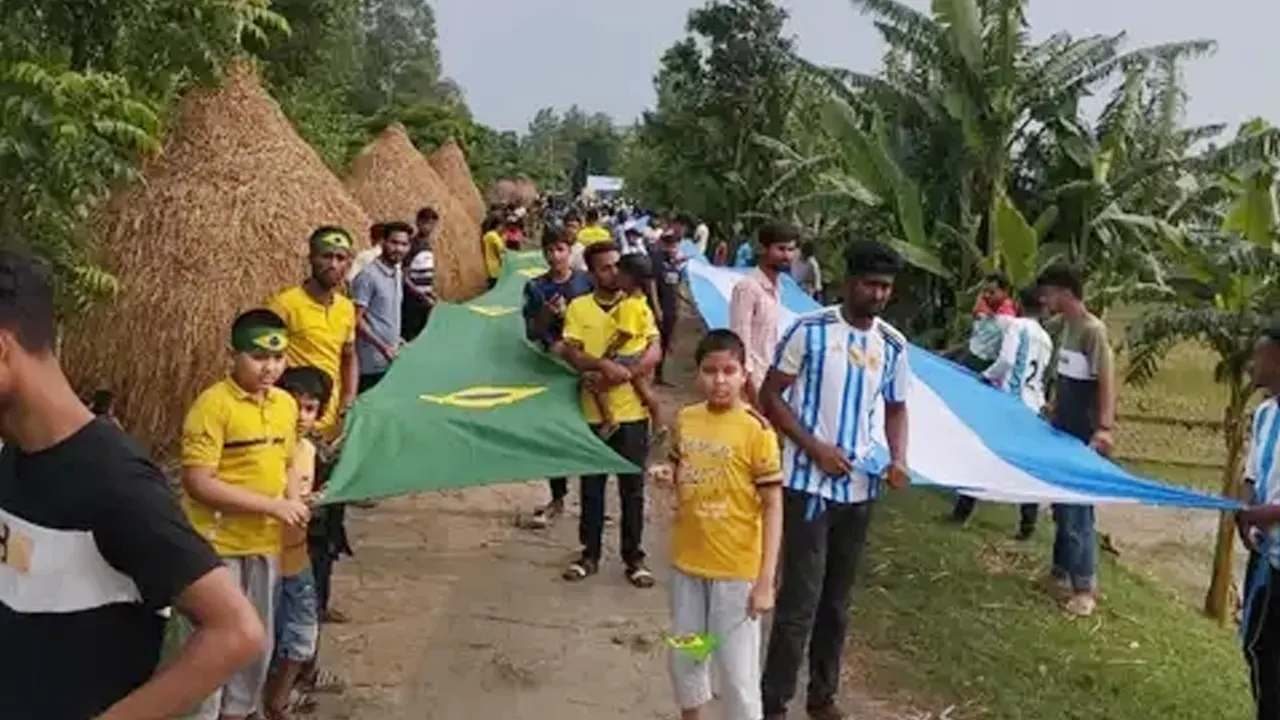 ব্রাজিল-আর্জেন্টিনা সমর্থকদের তৈরি পতাকা। ছবি : কালবেলা