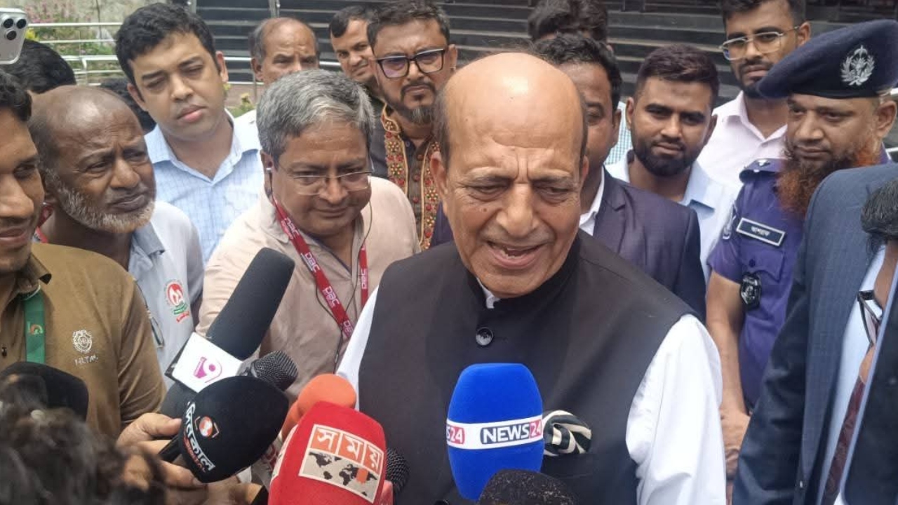 বাংলাদেশে প্রবেশের পর সাংবাদিকদের সঙ্গে কথা বলেন ভারতের নবনিযুক্ত হাইকমিশনার এইচ.ই. শ্রী দীনেশ ত্রিবেদী। ছবি : কালবেলা