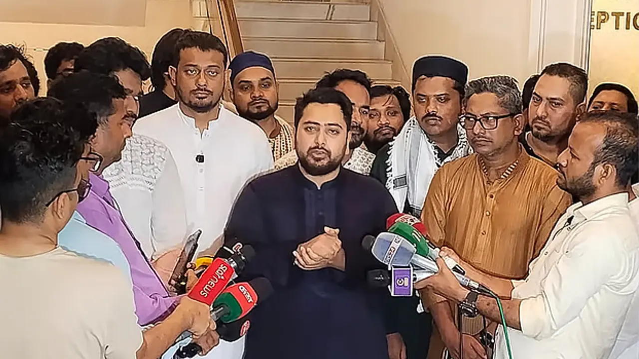চট্টগ্রাম সার্কিট হাউসে সাংবাদিকদের সঙ্গে কথা বলছেন বিরোধী দলীয় চিফ হুইপ নাহিদ ইসলাম। ছবি : সংগৃহীত
