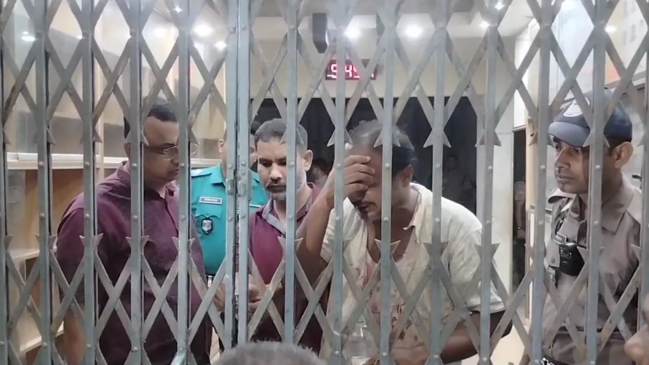 থানার আঙিনায় আহত স্বেচ্ছাসেবক দল নেতা ও পুলিশ। ছবি : কালবেলা