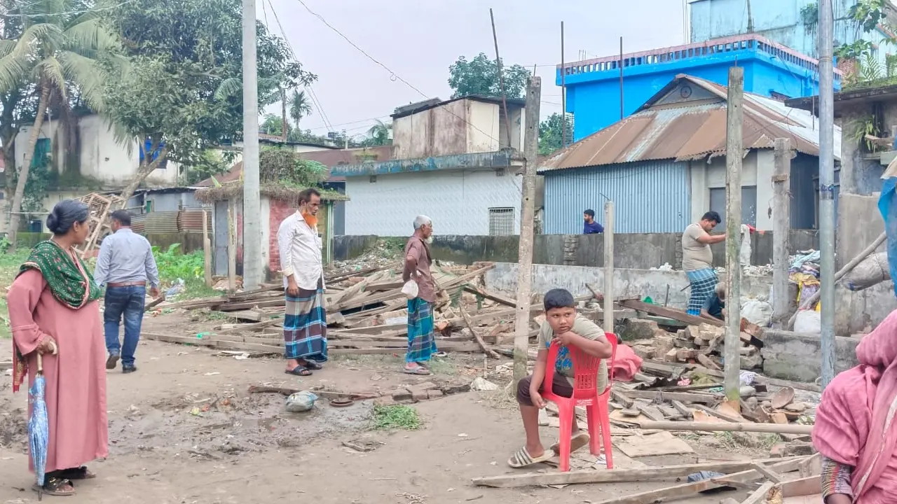 দুর্বৃত্তদের হামলায় ভঙুর মুক্তিযোদ্ধা সংসদ কার্যালয়। ছবি : কালবেলা