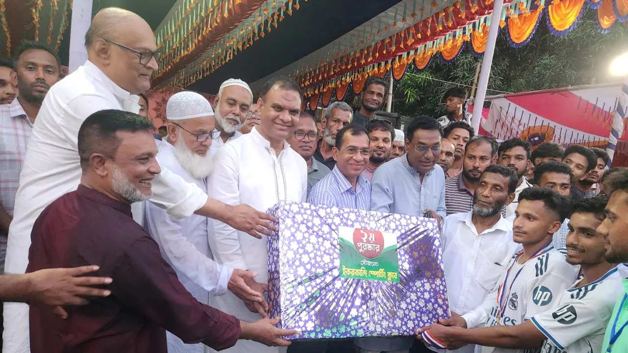বিজয়ীদের হাতে পুরস্কার তুলে দিচ্ছেন হুইপ মিয়া নুরুদ্দিন আহাম্মেদ অপু। ছবি : সংগৃহীত