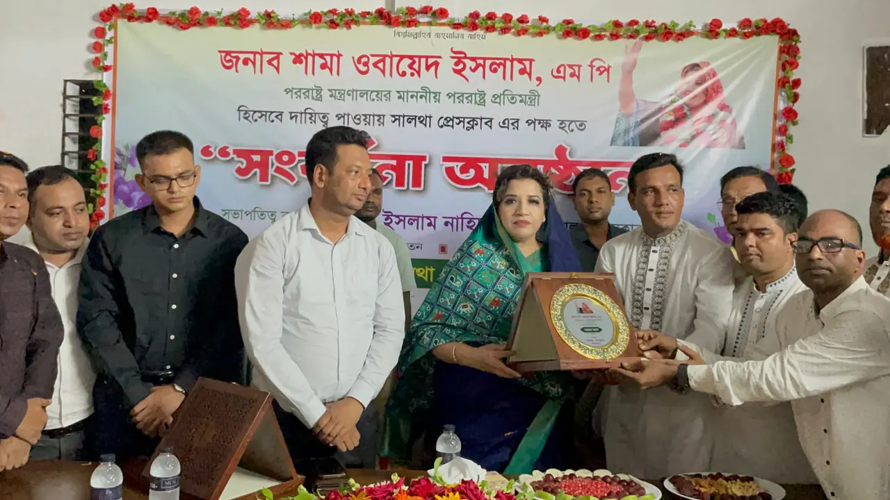প্রতিমন্ত্রীর হাতে ক্রেস্ট তুলে দিচ্ছেন প্রেসক্লাবের নেতারা। ছবি : কালবেলা