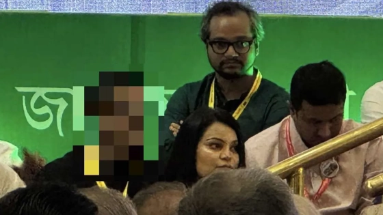 অনুষ্ঠানস্থলে ওপরের দিকে উপস্থিত সাংবাদিক এহসান মাহমুদ। ছবি : সংগৃহীত