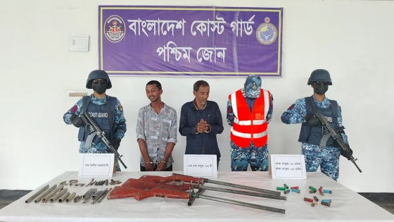 কোস্টগার্ডের অভিযানে আটক আসাবুল বাহিনীর দুই সহযোগী। ছবি : কালবেলা