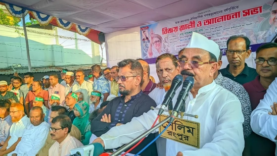 রংপুর নগরীর গ্র্যান্ড হোটেল মোড়ে বিএনপির বিজয় শোভাযাত্রায় বক্তব্য রাখছেন বিএনপির স্থায়ী কমিটির সদস্য গয়েশ্বর চন্দ্র রায়। ছবি : কালবেলা