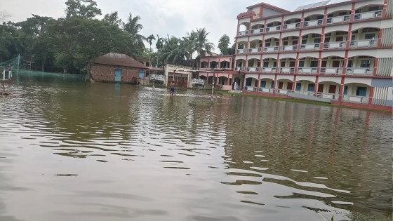 বিদ্যালয়ের মাঠে থইথই করছে পানি। ছবি : কালবেলা
