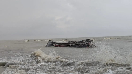 সমুদ্র সৈকতে ভাসছে ট্রলার। ছবি : কালবেলা