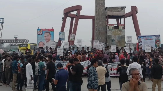 মানববন্ধনে রবীন্দ্র বিশ্ববিদ্যালয়ের শিক্ষার্থীরা। ছবি : কালবেলা