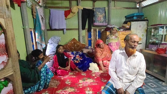 নোয়াখালীতে মাইক্রোবাস নিয়ন্ত্রণ হারিয়ে খালে পড়ে লক্ষ্মীপুরের একই পরিবারের ৭ জনের মৃত্যুর ঘটনায় স্বজনদের আহাজারি। ছবি : কালবেলা