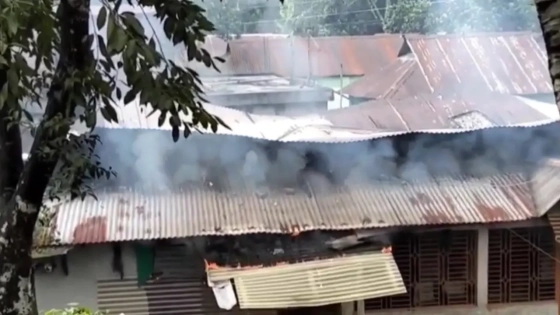 গাজীপুরের শ্রীপুরের বরমী মধ্যপাড়া গ্রামে স্ত্রীকে পিটিয়ে হত্যার অভিযোগে স্বামীর বাড়িতে আগুন দিয়েছে বিক্ষুব্ধ এলাকাবাসী। ছবি : কালবেলা