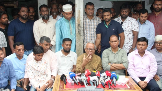 নিহত মাসুমা বেগমের বাসায় গিয়ে বক্তব্যকালে আমরা বিএনপি পরিবার-এর প্রতিনিধি দল। ছবি : সংগৃহীত