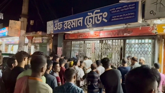 নিহত ব্যবসায়ীর দোকানের সামনে মানুষের ভিড়। ছবি: সংগৃহীত