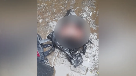 টঙ্গী পূর্ব থানাধীন স্টেশন রোড এলাকায় একটি পরিত্যক্ত ট্রাভেল ব্যাগ থেকে অজ্ঞাত মরদেহ উদ্ধার। ছবি : কালবেলা