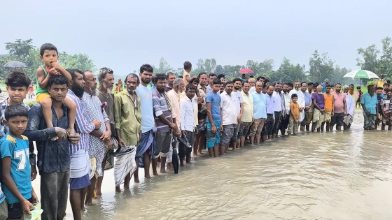 নীলফামারীর ডিমলায় তিস্তা নদীভাঙন রোধে শিগগিরই জিও ব্যাগ ফেলার দাবিতে মানববন্ধন করছেন স্থানীয়রা। ছবি : কালবেলা