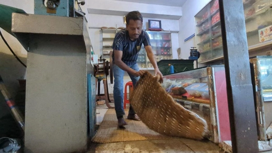 দোকান থেকে সংগ্রহ করা হয়। ছবি : কালবেলা