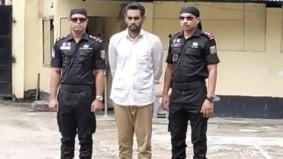 র্যাবের হাতে গ্রেপ্তার প্রধান আসামি শেখ ফরিদ। ছবি : কালবেলা