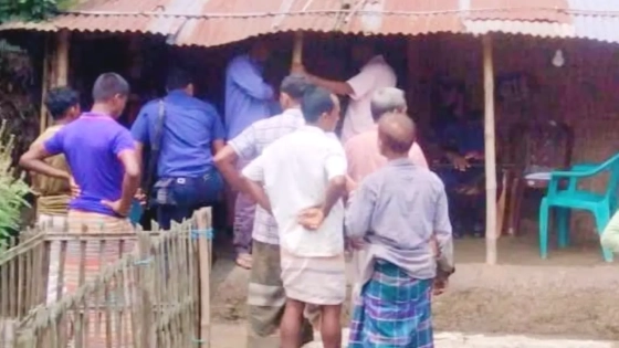 দম্পতির আত্মহত্যার খবরে তাদের দেখতে এলাকাবাসীর ভিড়। ছবি : কালবেলা
