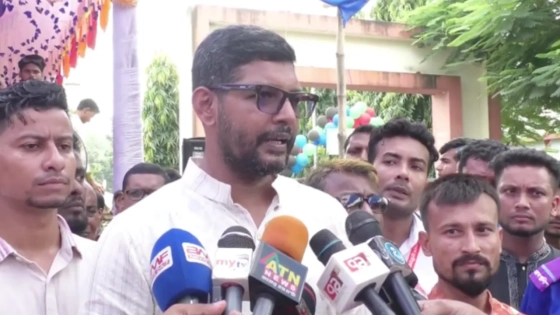 কুষ্টিয়ার দৌলতপুরে সাংবাদিকদের সঙ্গে কথা বলেন শরীফ উদ্দিন জুয়েল। ছবি : কালবেলা