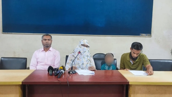 সংবাদ সম্মেলনে মফিজুর রহমান দপ্তরীর স্ত্রী লাবণ্য রহমান। ছবি : কালবেলা