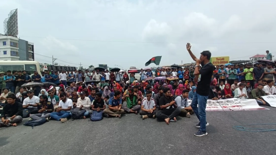 মহাসড়ক অবরোধ করে বিক্ষোভ করছেন শিক্ষার্থীরা। ছবি : কালবেলা
