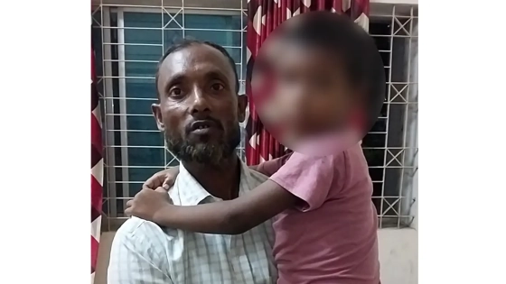উদ্ধারকারী আজিপুর ইসলামের কোলে শিশু তাসিন। ছবি : কালবেলা