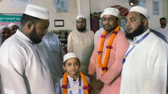 ফাহিম মৃধাকে আনুষ্ঠানিকভাবে হাফেজ হিসেবে স্বীকৃতি দিয়েছে মাদ্রাসা কর্তৃপক্ষ। ছবি : কালবেলা