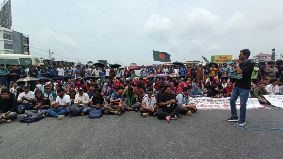 ঢাকা-উত্তরবঙ্গ মহাসড়ক অবরোধ করে বিক্ষোভ করেন শিক্ষার্থীরা। ছবি : কালবেলা