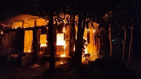 গজারিয়ায় হত্যা মামলার আসামি ও তার স্বজনদের ৮ বসতঘরে অগ্নিসংযোগ করেছে প্রতিপক্ষরা। ছবি : কালবেলা