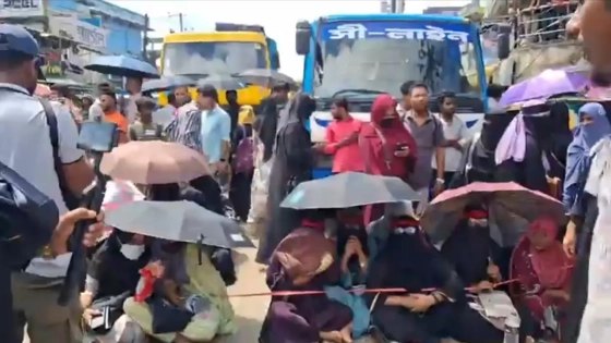 উখিয়ায় সড়ক অবরোধ করে আন্দোলন করছেন রোহিঙ্গা ক্যাম্পে চাকরিচ্যুত শিক্ষকরা। ছবি : কালবেলা