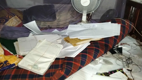 ভাড়া করা মেসের কক্ষে সরকারি অফিসের হাজারো খতিয়ান, দলিল ও গুরুত্বপূর্ণ নথি। ছবি : কালবেলা