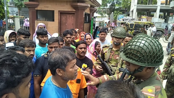 মেহেরপুরে পৌরসভা ভবন ঘেরাও করে পরিচ্ছন্নতা কর্মীদের বিক্ষোভ। ছবি : কালবেলা