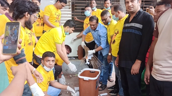 খুলনা সদর হাসপাতালের চারপাশের ময়লা আবর্জনা পরিষ্কার করে স্বেচ্ছাসেবক দলের নেতাকর্মীরা। ছবি : কালবেলা
