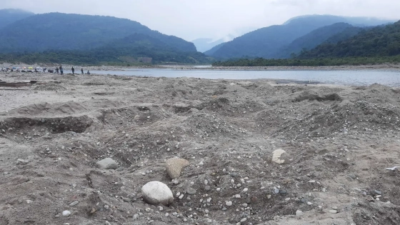 লুট হওয়ার পর সাদাপাথর পর্যটন এলাকা। ছবি : সংগৃহীত