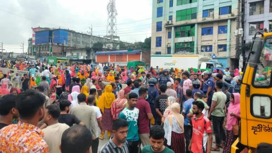 মহাসড়ক অবরোধ করে গার্মেন্টস শ্রমিকদের অবরোধ। ছবি : কালবেলা