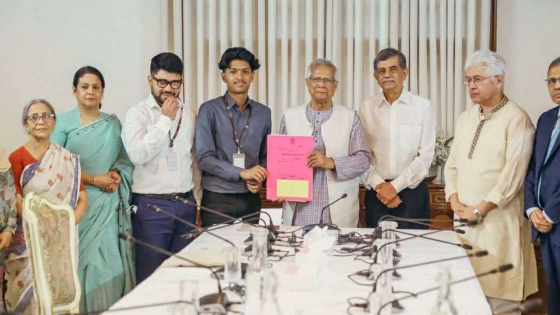 মাহির সরওয়ার মেঘের কাছে পূর্বাচলে তিন কাঠা জমির দলিল হস্তান্তর করেন প্রধান উপদেষ্টা ড. মুহাম্মদ ইউনূস। ছবি : সংগৃহীত