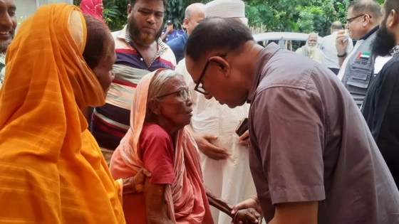 নাটোরের গুরুদাসপুর উপজেলার খুবজীপুরে বৃদ্ধদের জন্য আয়োজিত দিনব্যাপী ফ্রি স্বাস্থ্যসেবার চিত্র। ছবি : কালবেলা