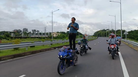 চলন্ত মোটরসাইকেলে দাঁড়িয়ে স্ট্যান্ট করেন ইলিয়াস সিকদার নামের যুবক। ছবি : কালবেলা