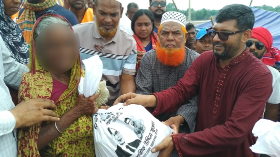 কুষ্টিয়ার দৌলতপুরে পানিবন্দি পরিবারের মাঝে ত্রাণ সহায়তা তুলে দেন ঢাকা উত্তর মহানগর যুবদলের আহ্বায়ক শরীফ উদ্দিন জুয়েল। ছবি : কালবেলা