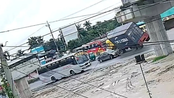 কুমিল্লার পদুয়া বাজার এলাকার ইউটার্নে লরি উল্টে প্রাইভেটকারের ওপর পড়ছে। ছবি : সংগৃহীত