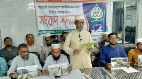 সংবাদ সম্মেলনে লিখিত বক্তব্য রাখেন উপজেলা জামায়াতের আমির আবু মুছা তারিকুজ্জামান তুষার। ছবি : কালবেলা