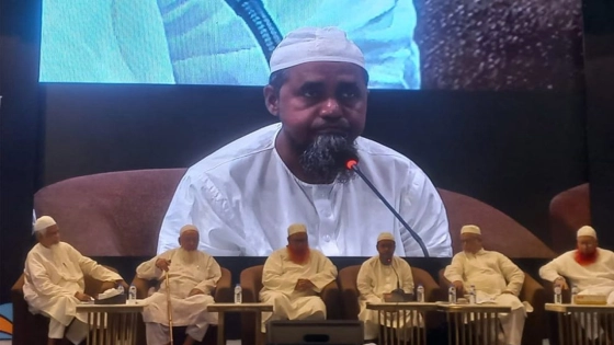 নারীর মর্যাদা, নিরাপত্তা নিয়ে আয়োজিত সেমিনারে বক্তব্য দিচ্ছেন জাতীয় মসজিদ বায়তুল মোকাররমের খতিব মাওলানা আবদুল মালেক। ছবি : সংগৃহীত